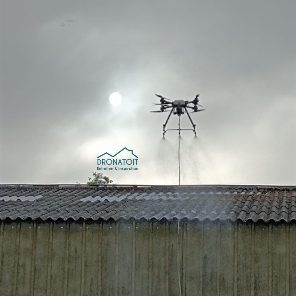 Drone en action sur toiture en fibrociment